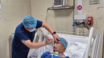 Gặp người bị tai nạn nghiêm trọng trên cầu Nhật Tân, Thứ trưởng Y tế mở đường đưa đến bệnh viện