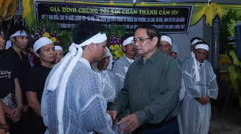 Thủ tướng đến viếng nạn nhân tử vong do lốc xoáy tại Ninh Bình, kiểm tra đê kè Hải Thịnh 3