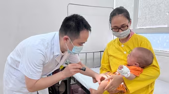 Bệnh tay chân miệng đang trong cao điểm, nhiều địa phương số mắc tăng gấp đôi