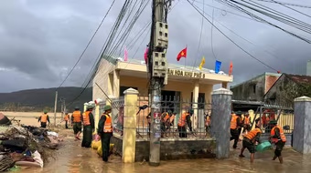 Thủ tướng kêu gọi phát huy "tình dân tộc, nghĩa đồng bào" khắc phục hậu quả thiên tai ở miền Trung