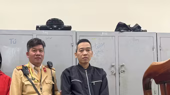 Cảnh sát giao thông Thủ đô cùng người dân khống chế đối tượng cướp xe máy