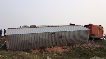 Xe container lại ngửa “tênh hênh” trên đường