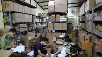 Hà Nội: Kiểm tra kho nước hoa “khủng” nghi giả mạo