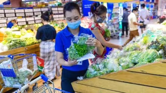 TP HCM: Người dân "vét hàng" siêu thị rồi mang ra vỉa hè bán lại