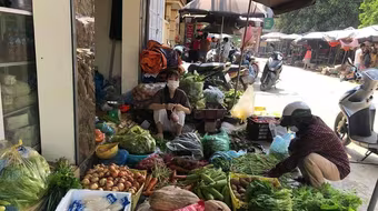 Hà Nội sau 6 ngày giãn cách xã hội: Nhiều tiểu thương nghỉ kinh doanh, cải bắp gần 80.000 đồng/chiếc
