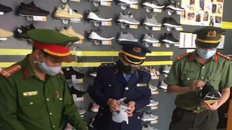 Bán giày giả trên mạng, một cửa hàng bị phạt 256 triệu đồng, đình chỉ kinh doanh 2 tháng