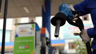 Tăng gần 6.000 đồng/lít trong 3 tháng qua, giá xăng dầu gây áp lực lớn lên lạm phát