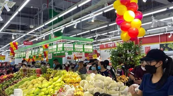 Siêu thị giảm giá gạo, thịt lợn, trứng gia cầm... “kéo” khách đến mua sắm dịp nghỉ 2-9