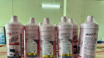 Ngăn chặn gần 1.100 chai nước tẩy bồn cầu giả nhãn hiệu Okay khi đang đi tiêu thụ