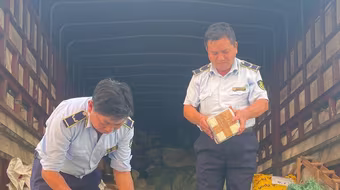 Dùng xe tải chở hàng nghi nhập lậu từ Hà Nội vào TP.HCM tiêu thụ