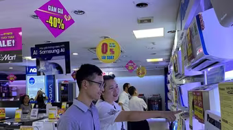 Hà Nội: Người dân háo hức mua sắm trong “Ngày vàng, giá shock”