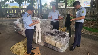 Tạm giữ số lượng lớn trang phục tập yoga có dấu hiệu nhập lậu