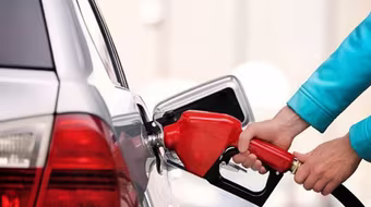 Xăng dầu cùng tăng giá mạnh