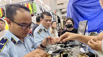 Bất ngờ kiểm tra Saigon Square, tạm giữ số lượng lớn hàng nghi giả mạo