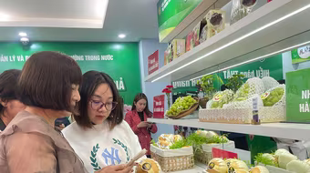 Mở cửa phòng trưng bày hàng thật- hàng giả