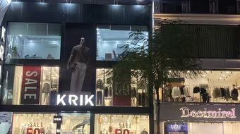 Black Friday: Giảm giá sâu từ cửa hàng tới “chợ mạng”