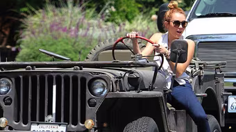 Miley Cyrus lại "khoe hàng" trong chiếc áo sơ mi trắng khoét sâu