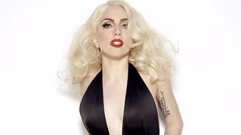 Lady Gaga “gặp hạn” đầu năm mới