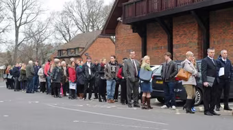 Hàng nghìn người Anh xếp hàng chờ xin việc