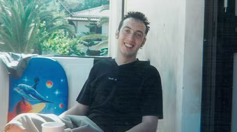 Cha mẹ đồng tính lạm dụng tình dục con nuôi