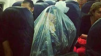 Vị hành khách kỳ quặc, quấn kín ni-lon khi đi máy bay