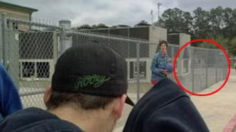 Chụp ảnh cháu trai lại thu được hình ảnh của... ma