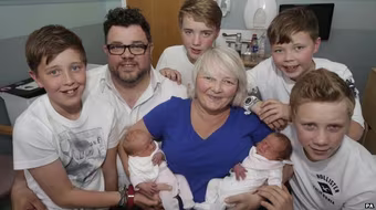 Bà mẹ có đến 3 cặp con song sinh