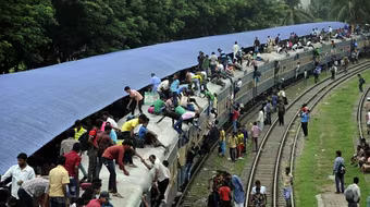 Bangladesh: Hàng nghìn người đu bám tàu hỏa về quê ngày lễ