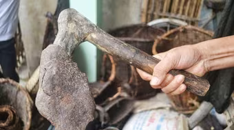 Cận cảnh những đồ vật "không đụng hàng" của 2 bố con "người rừng"