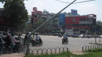 Cột đèn chiếu sáng… què cụt