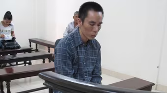 Nghe cú điện thoại, nữ công nhân bị kẻ si tình lao vào cứa đứt cổ