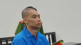 Gã đàn ông liên tục trêu ghẹo phụ nữ và đánh, chém hàng xóm