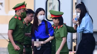 Hoa hậu Thùy Tiên và Quang Linh Vlog hầu tòa vì lừa dối khách hàng