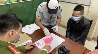 Cặp nhân tình ship ma túy xuyên quốc gia bị doanh nghiệp chuyển phát “vạch mặt”