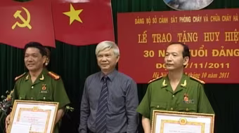 Trao tặng Huy hiệu 30 năm tuổi Đảng cho 2 đồng chí lãnh đạo Sở CSPCCC HN
