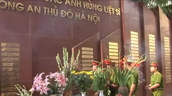 Dâng hương tưởng niệm liệt sỹ công an Thủ đô