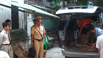 Thu giữ hơn 1 tấn gỗ quý lậu vận chuyển từ Việt Trì về Hà Nội