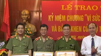 Trao Kỷ niệm chương “Vì sức khỏe nhân dân” và Bằng khen của Bộ trưởng Bộ Y tế