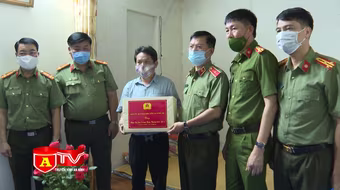 Thăm hỏi, tặng quà thân nhân liệt sỹ và cán bộ thương binh