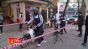 Học sinh lớp 12 tại Hà Nội háo hức đi học trở lại