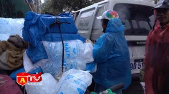 Người lao động chật vật mưu sinh trong giá rét