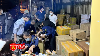 Kiểm tra xe ô tô dừng đỗ ven đường, phát hiện thiết bị y tế nhập lậu