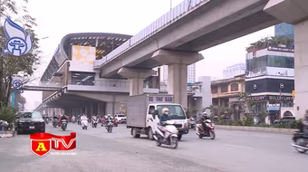 Giao thông Hà Nội vắng vẻ khi F0, F1 tăng