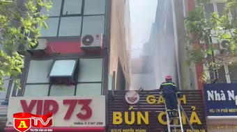 Dập tắt đám cháy tại quán bún chả trên phố Nguyễn Hoàng