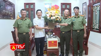 Thăm, tặng quà các đồng chí nguyên lãnh đạo CATP Hà Nội và thân nhân liệt sỹ CAND