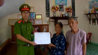 Trao trả 300 triệu đồng cho thương binh bị lừa mua "Bạch quả" 