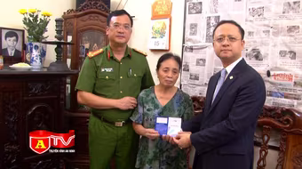 Trao tặng 3 gia đình liệt sỹ Cảnh sát PCCC sổ tiêt kiệm