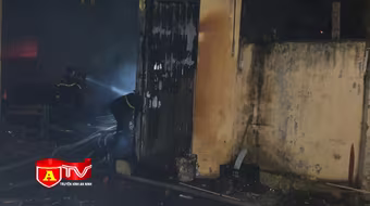 Kịp thời cháy nhà dân chuyên đóng đồ gỗ ở Hà Nội