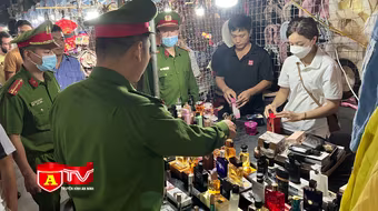 Thu giữ hàng trăm chai nước hoa giả mạo nhãn hiệu tại chợ đêm phố cổ