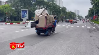 Nguy hiểm tình trạng xe ba gác chở hàng trên đường phố